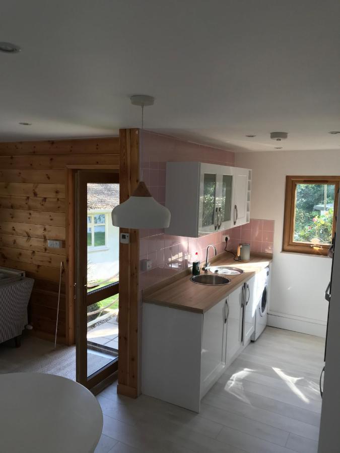 Winnie'S Corner - Self Contained Within The Grounds Of Another Property, In An Idyllic Wooded Setting Teluk Carlyon Luaran gambar